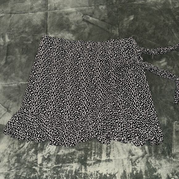 Arula Wrap Mini Skirt Women’s X Black White Floral Print Rayon Ruffle Hem Boho - Picture 2 of 8